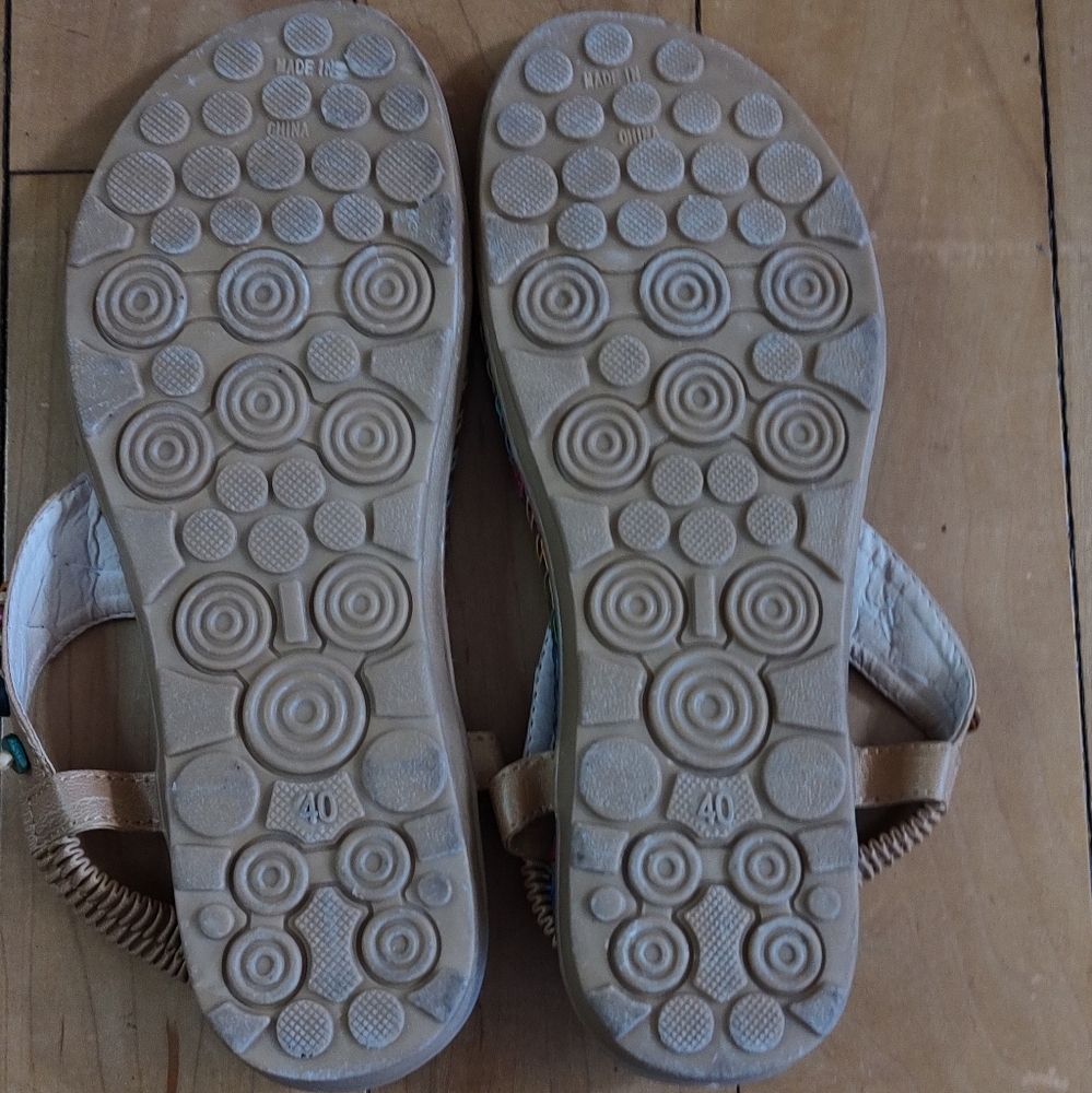 Women's Tan Wooden Beaded Thong Sandals - Picture 8 of 8